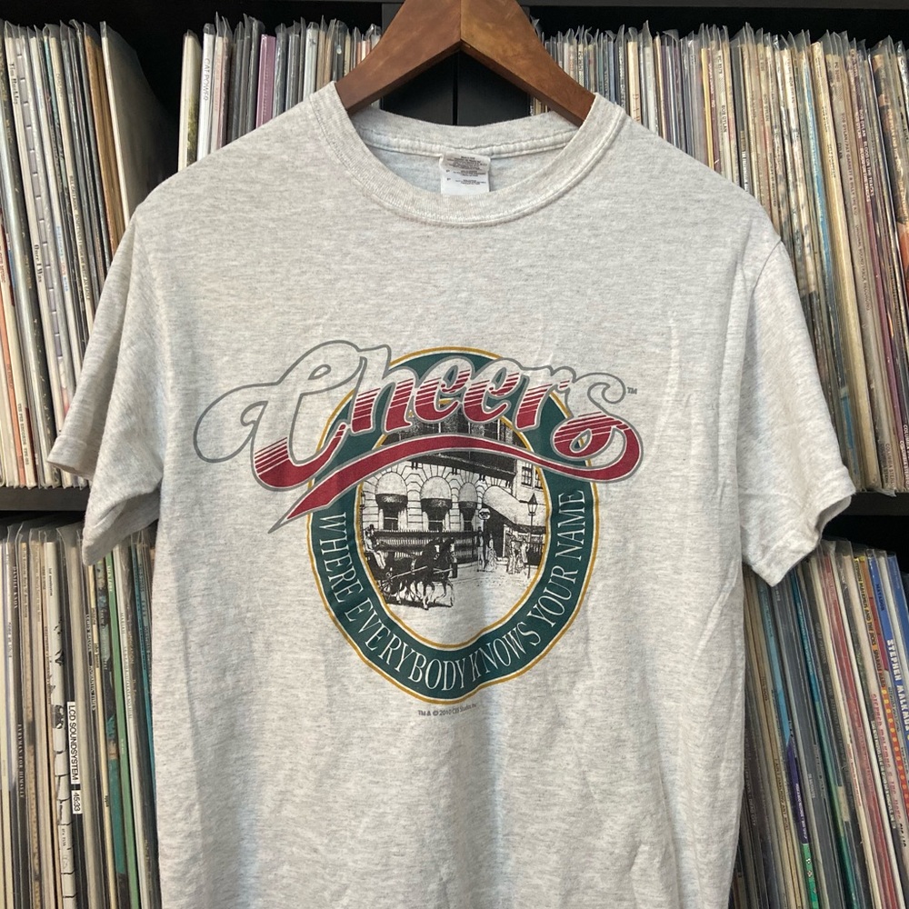 💥HOST PICK💥 🍻 📺 Vintage Cheers TV Show Herald Grey Graphic Tee 📺 🍻 - Picture 3 of 11